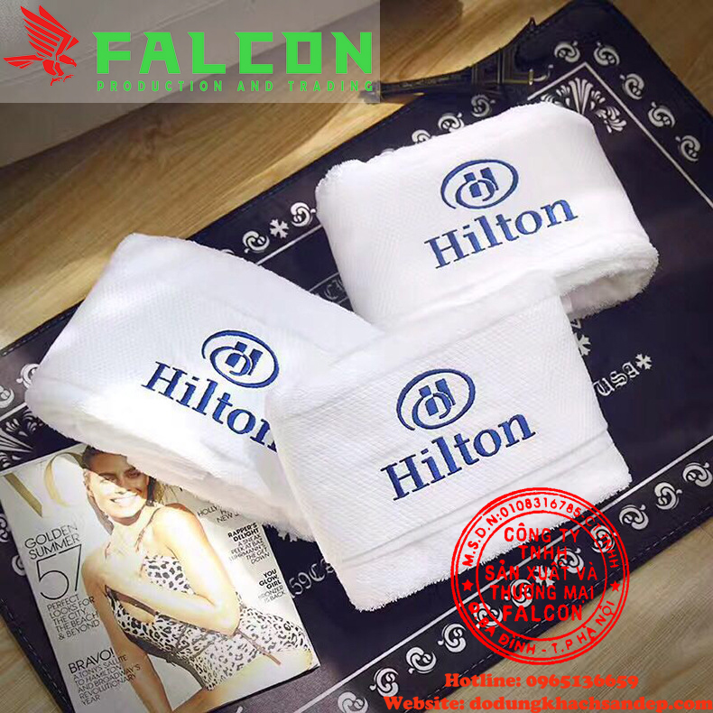 Khăn tắm thêu logo khách sạn chất liệu cotton cao cấp, mềm mại khi sử dụng.