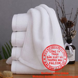 Khăn tắm trong phòng khách sạn