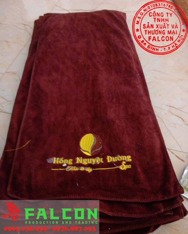 Falcon hỗ trợ in thêu logo thương hiệu lên khăn tắm màu cho khách sạn, resort.
