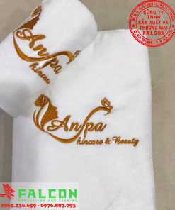 Khăn lau tay in thêu logo khách sạn theo yêu cầu.
