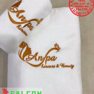 Khăn lau tay in thêu logo khách sạn theo yêu cầu.