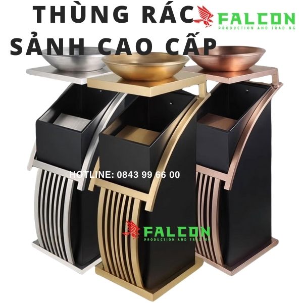 Thùng rác sảnh có thiết kế khung mạ vàng cao cấp và thiết kế cửa rác bên dưới.