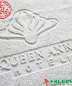 Khăn mặt dệt logo thương hiệu làm tăng độ nhận diện của khách sạn với người dùng.