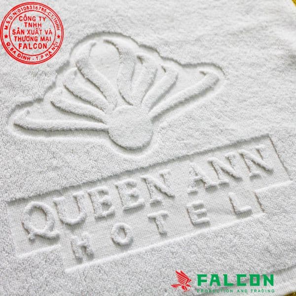 Khăn tắm dệt logo thương hiệu làm tăng độ nhận diện của khách sạn với người dùng.