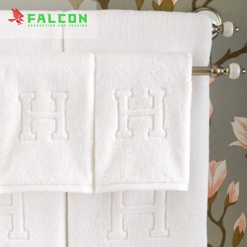 Khăn lau tay dệt logo khách sạn cao cấp bằng cotton mềm mại.