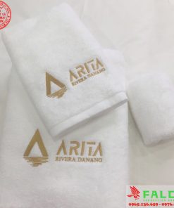 Khăn lau tay khách sạn cotton thêu logo sắc nét, sang trọng.