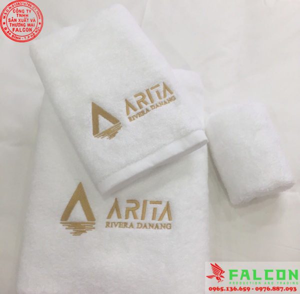 Khăn lau tay khách sạn cotton thêu logo sắc nét, sang trọng.
