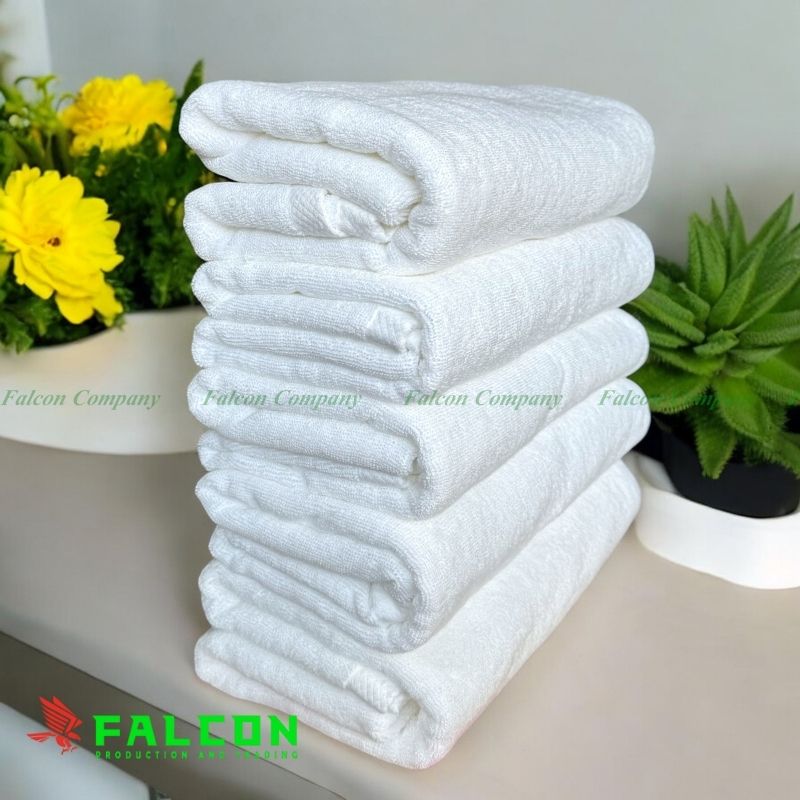 Khăn tắm trắng khách sạn chất liệu cotton 100% mềm mại, êm ái khi sử dụng.