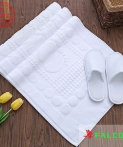 Thảm chân phòng tắm thấm hút tốt, chống trơn trượt hiệu quả.